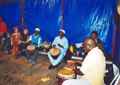 Die Trommler um Bamgbola